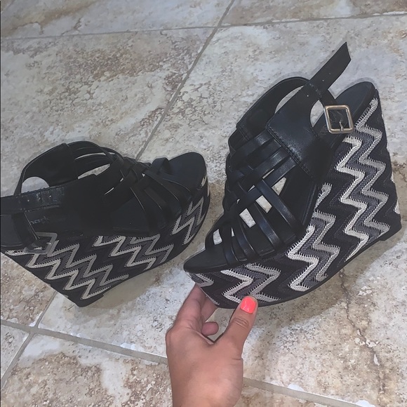 Charlotte Russe Chevron Pattern Wedges - Picture 2 of 8